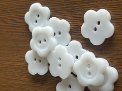 Bílé knoflíky kytičky, á 1ks nebo balení 10ks 